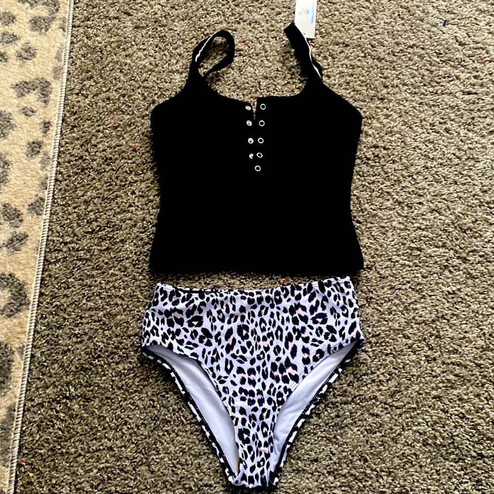 Scoop neck high waisted leopard print tankini.